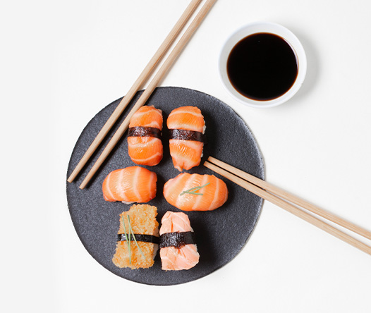 sushi nigiri de salmón