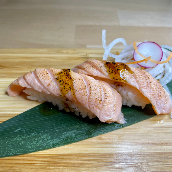 Nigiri Salmón Flameado con trufa