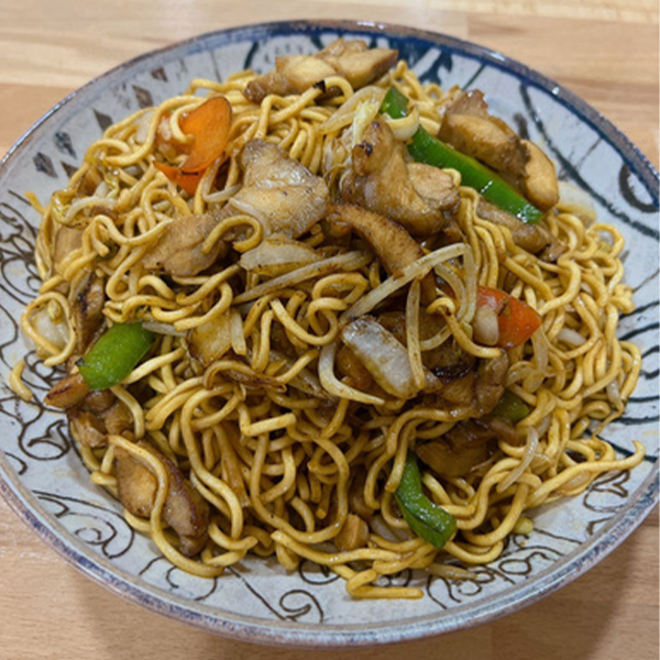 Yakisoba con pollo