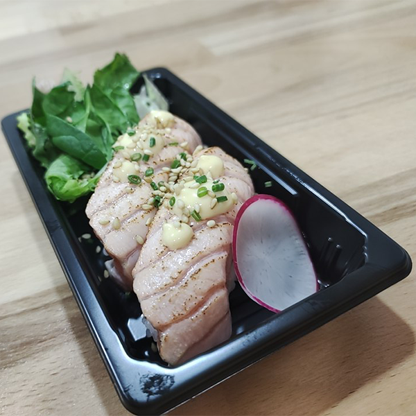 Nigiri Salmón Flameado con Mayonesa